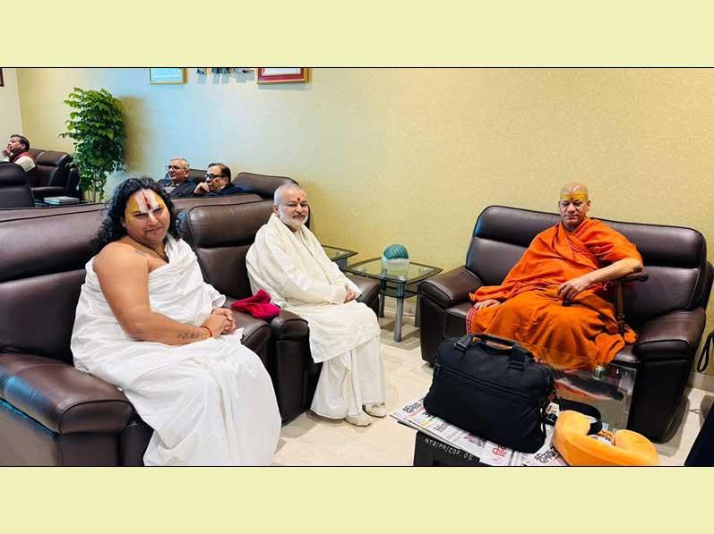 Brahmachari Girish Ji has met Peethadheeshwar of Niranganai Akhara Acharya Mahamandleshwar Swami Shri Kailashanand Giri Ji Maharaj and invited him to Maharishi Ashram, Sangamtat Prayag during Kumbh Mela. Swami Shri Abhiramacharya Ji and Shri Ramdev Dubey Ji was also present at this occasion. 