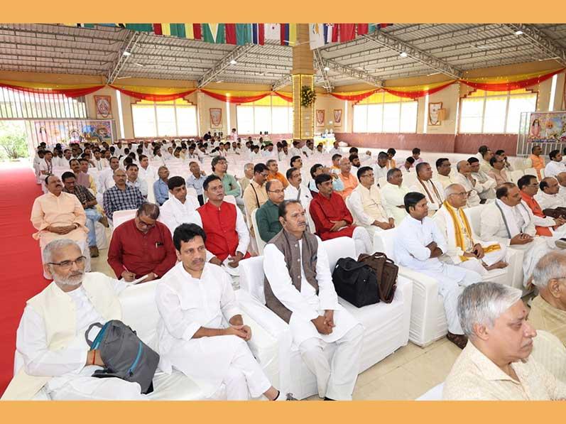 Discussion on the topic Building an ideal India.