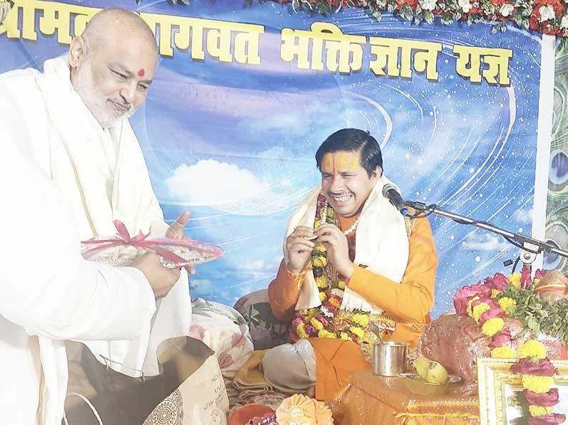 Brahmachari Girish Ji has visited with Shri Ramdev Dube and Shri Ashok Arora Sanatan Sanskar Dham, Anand Vatika, Vrindavan to attend Shrimadbhagwat Katha session being done by Dr. Acharya Shri Ramvilas Chaturvedi Ji Maharaj. Brahmachari Ji has honoured Acharya Ji.