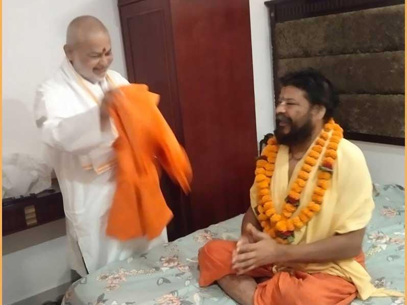 Brahmachari Girish Ji met Swami Dr. Raghveshdas Ji Maharaj Vedanti and honoured him with traditional gifts. They discussed the importance of spiritual development for India and the world. Brahmachari Ji presented his book and the annual Gyan Magazine. Swami Ji blessed him and the Maharishi Organisation, praising the unmatched contribution of Maharishi Mahesh Yogi Ji and expressing hope that his mission continues to flourish.
