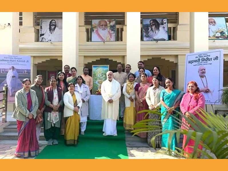 A workshop on the Vedic Divine Technique was organized at Maharishi Vidya Mandir, Sector-36, Noida.  Teachers and other staff members received instruction and guidance on this simple and effective technique from Vedvidya Martand Brahmachari Girish Ji, Chairman of the Maharishi Educational Institutions Group.