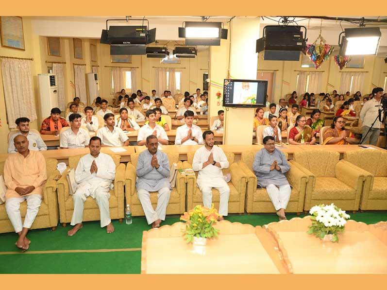 Students must strive for an ideal life: Brahmachari Girish Ji. The 10-day Maharishi Vedic Life Training Program completed on 29 May 2026  at the Maharishi Centre for Educational Excellence auditorium in Bhopal. 