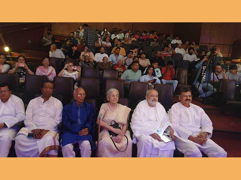 Brahmachari Girish ji attended 90th birth anniversary celebration of his Sitar Guru, world renowned  Sitar Maestro  Padmabhushan Pundit Debu Chaudhury ji. Students of UMAK centre founded by Debu ji have performed followed by Sitar recital by grandson of Debu ji, 10th generation musician of Senia Gharana master Adhiraj Chaudhury and Tabla solo by Pundit Anup Ghosh, A grade artist of Doordarshan. On this occasion Brahmachari ji has remembered teachings, kindness and blessings of Debu Dada and expressed his gratitude to Debu Dada.