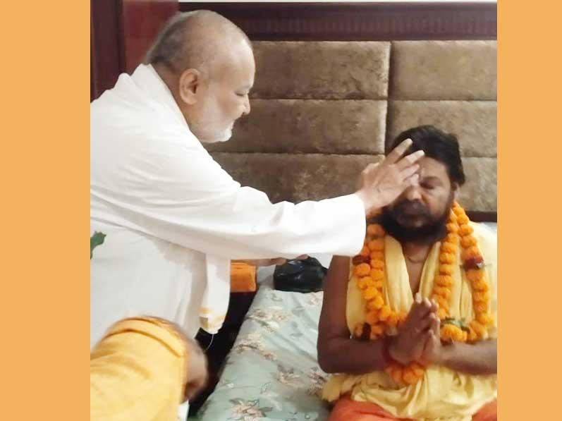 Brahmachari Girish Ji met Swami Dr. Raghveshdas Ji Maharaj Vedanti and honoured him with traditional gifts. They discussed the importance of spiritual development for India and the world. Brahmachari Ji presented his book and the annual Gyan Magazine. Swami Ji blessed him and the Maharishi Organisation, praising the unmatched contribution of Maharishi Mahesh Yogi Ji and expressing hope that his mission continues to flourish.