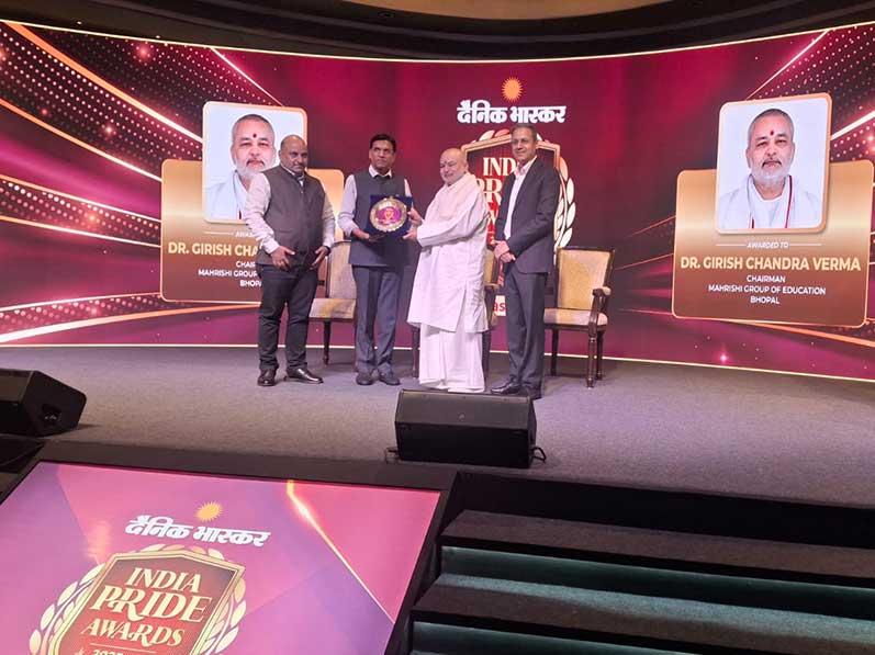 Ved Vidya Martand Brahmachari Girish ji was honoured by the largest newspaper group Dainik Bhaskar with India Pride Award 2025-26 for Girish ji's unparallal  contribution in the field of Education. Shri Mansukh Mandayia, honourable Minister of Government of India has confirred this award on behalf of Bhaskar Group.