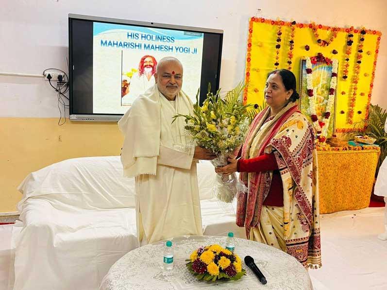 A workshop on the Vedic Divine Technique was organized at Maharishi Vidya Mandir, Sector-36, Noida.  Teachers and other staff members received instruction and guidance on this simple and effective technique from Vedvidya Martand Brahmachari Girish Ji, Chairman of the Maharishi Educational Institutions Group.