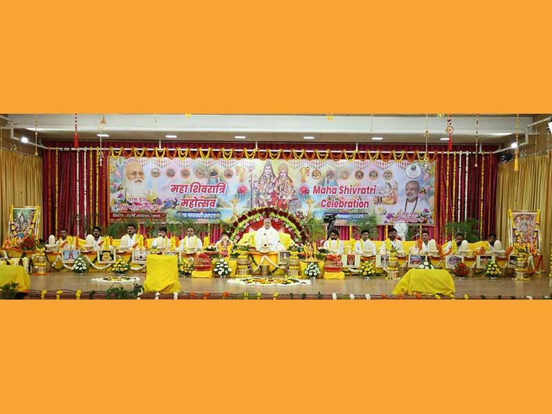 On the auspicious occasion of Mahashivratri, at the Gurudev Swami Brahmanand Saraswati Ashram, Bhopal, the Maharudrabhishek was performed by Ved Vidya Martand Brahmachari Girish Ji, Chairman of the Maharishi Educational Institutions Group, along with 121 accomplished Maharishi Vedic Pandits. 