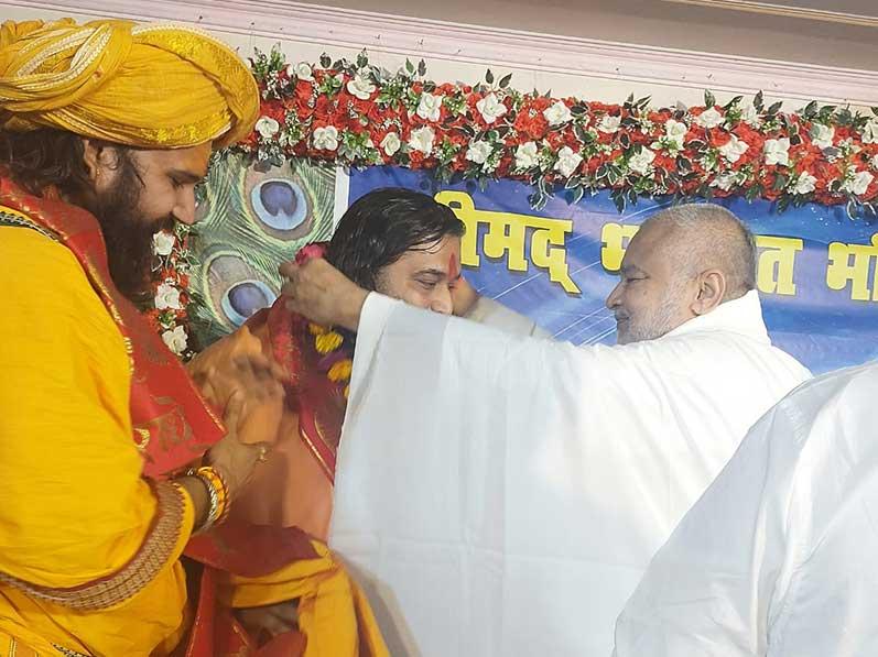 Brahmachari Girish Ji has visited with Shri Ramdev Dube and Shri Ashok Arora Sanatan Sanskar Dham, Anand Vatika, Vrindavan to attend Shrimadbhagwat Katha session being done by Dr. Acharya Shri Ramvilas Chaturvedi Ji Maharaj. Brahmachari Ji has honoured Acharya Ji.
