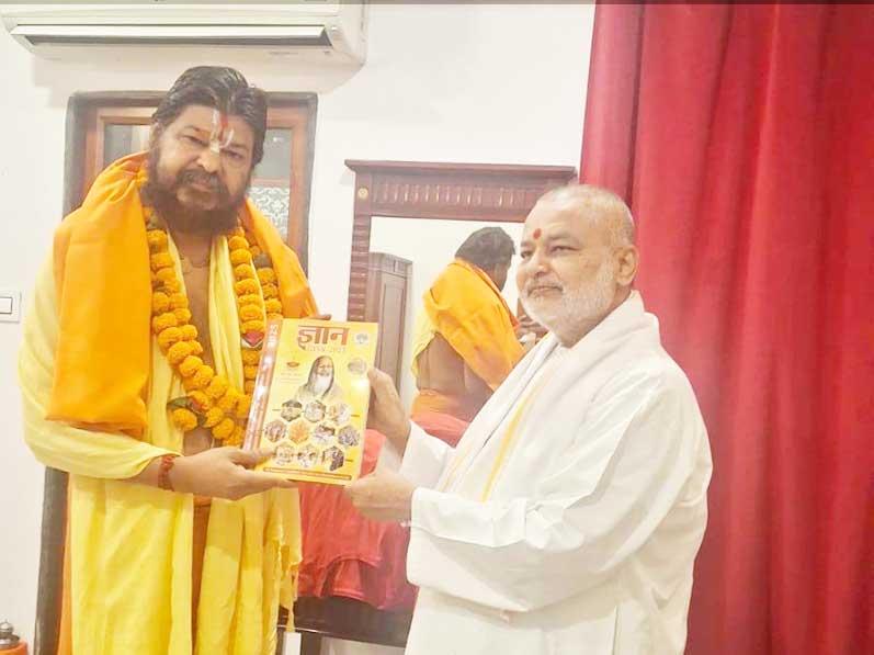 Brahmachari Girish Ji met Swami Dr. Raghveshdas Ji Maharaj Vedanti and honoured him with traditional gifts. They discussed the importance of spiritual development for India and the world. Brahmachari Ji presented his book and the annual Gyan Magazine. Swami Ji blessed him and the Maharishi Organisation, praising the unmatched contribution of Maharishi Mahesh Yogi Ji and expressing hope that his mission continues to flourish.