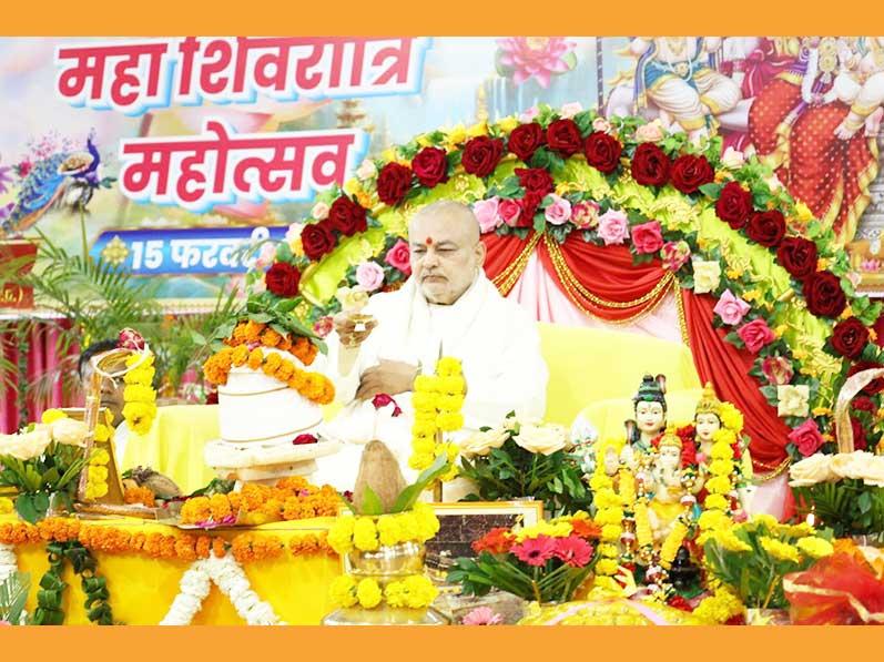 On the auspicious occasion of Mahashivratri, at the Gurudev Swami Brahmanand Saraswati Ashram, Bhopal, the Maharudrabhishek was performed by Ved Vidya Martand Brahmachari Girish Ji, Chairman of the Maharishi Educational Institutions Group, along with 121 accomplished Maharishi Vedic Pandits. 