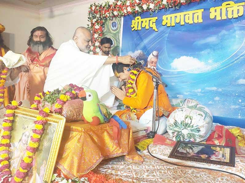 Brahmachari Girish Ji has visited with Shri Ramdev Dube and Shri Ashok Arora Sanatan Sanskar Dham, Anand Vatika, Vrindavan to attend Shrimadbhagwat Katha session being done by Dr. Acharya Shri Ramvilas Chaturvedi Ji Maharaj. Brahmachari Ji has honoured Acharya Ji.