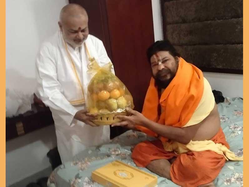 Brahmachari Girish Ji met Swami Dr. Raghveshdas Ji Maharaj Vedanti and honoured him with traditional gifts. They discussed the importance of spiritual development for India and the world. Brahmachari Ji presented his book and the annual Gyan Magazine. Swami Ji blessed him and the Maharishi Organisation, praising the unmatched contribution of Maharishi Mahesh Yogi Ji and expressing hope that his mission continues to flourish.