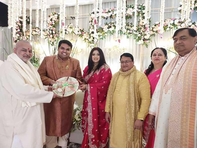 Ved Vidya Martand Brahmachari Girish ji has attended marriage reception of dear Alok and Shruti Shrivastava and given his blessings and best wishes.