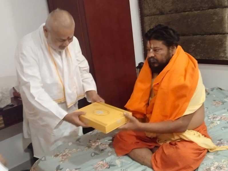Brahmachari Girish Ji met Swami Dr. Raghveshdas Ji Maharaj Vedanti and honoured him with traditional gifts. They discussed the importance of spiritual development for India and the world. Brahmachari Ji presented his book and the annual Gyan Magazine. Swami Ji blessed him and the Maharishi Organisation, praising the unmatched contribution of Maharishi Mahesh Yogi Ji and expressing hope that his mission continues to flourish.