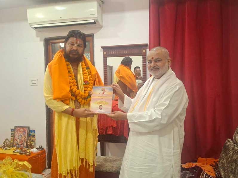 Brahmachari Girish Ji met Swami Dr. Raghveshdas Ji Maharaj Vedanti and honoured him with traditional gifts. They discussed the importance of spiritual development for India and the world. Brahmachari Ji presented his book and the annual Gyan Magazine. Swami Ji blessed him and the Maharishi Organisation, praising the unmatched contribution of Maharishi Mahesh Yogi Ji and expressing hope that his mission continues to flourish.