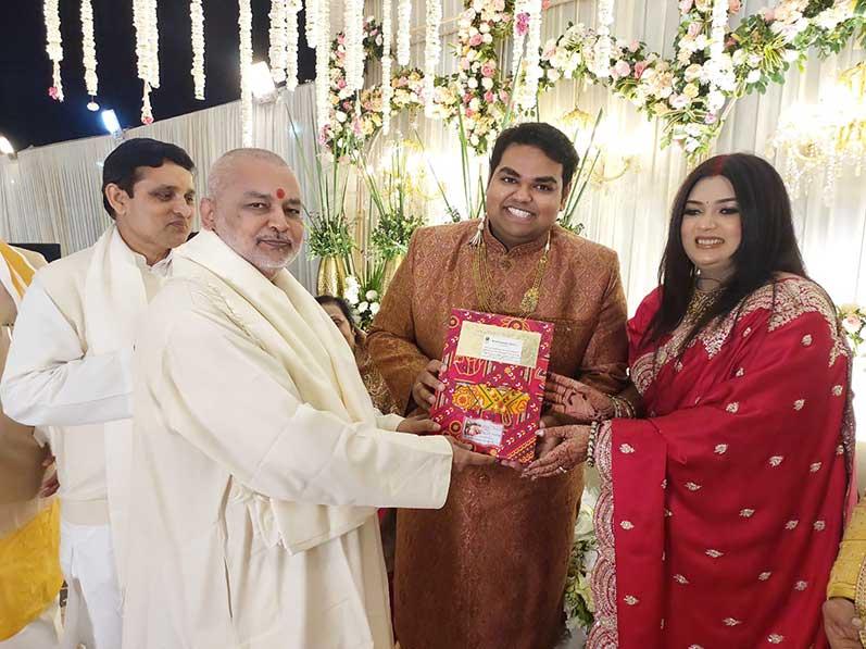 Ved Vidya Martand Brahmachari Girish ji has attended marriage reception of dear Alok and Shruti Shrivastava and given his blessings and best wishes.