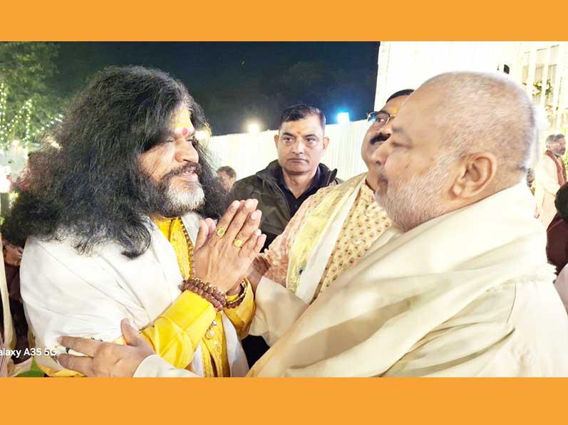 Ved Vidya Martand Brahmachari Girish ji has met Jagatguru Chitraguptapeethadheeshwar Swami Sadchitanand ji Maharaj. 
