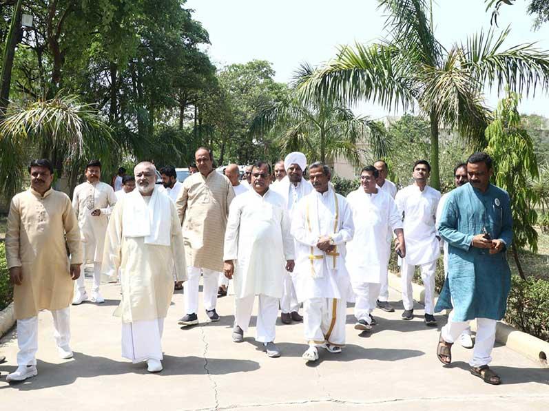Addressing the audience present at the Foundation Day Celebration of Sahasrashirsha Purusha Mandal, a unit of Maharishi World Peace Movement and Akshaya Tritiya festival held at Maharishi Mangalam Bhavan in Bhopal, Ved Vidya Martand Brahmachari Girish ji, the Chairman of Maharishi Educational Institutions Group said that Today, whatever Sankalpa-resolution is adopted on this pious day of Akshaya Tritiya, it is fulfilled.