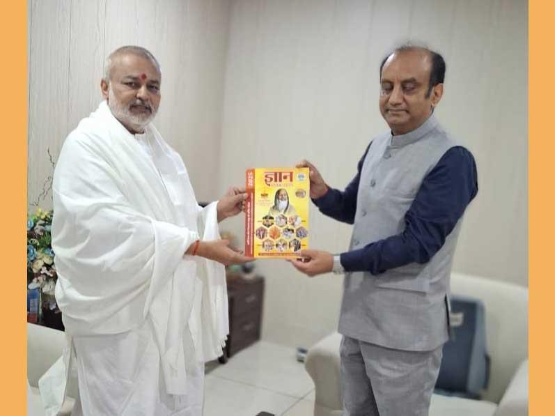 Brahmachari Girish met and greeted honourable Dr. Sudhanshu Trivedi, Rajya Sabha MP and national Spoke Person of BJP. Shri Ved Prakash Sharma, Dr. Shrikant Agasty and Shri Ramdev Dube accompanied Brahmachari ji. 