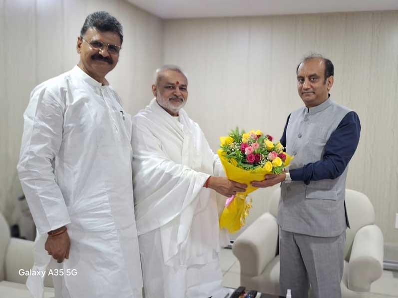 Brahmachari Girish met and greeted honourable Dr. Sudhanshu Trivedi, Rajya Sabha MP and national Spoke Person of BJP. Shri Ved Prakash Sharma, Dr. Shrikant Agasty and Shri Ramdev Dube accompanied Brahmachari ji. 