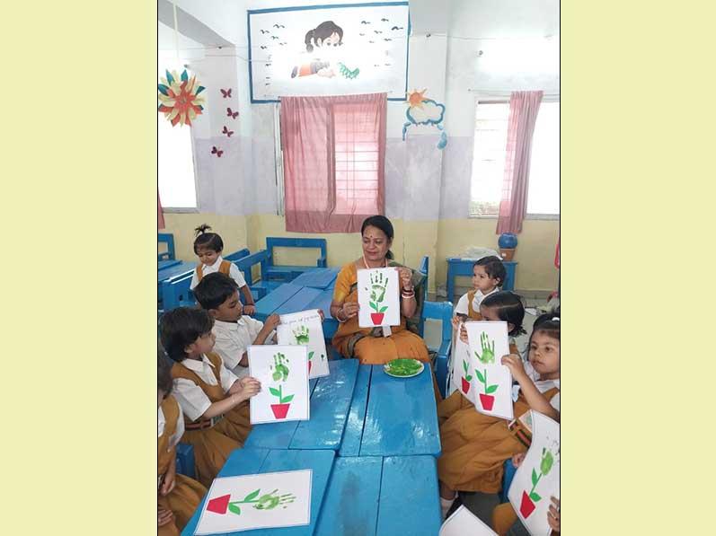 Dr. Bhavana Tiwari, Principal and students of MVM Shahdol 
during 'Earth Day' celebration on 24th April 2023.
