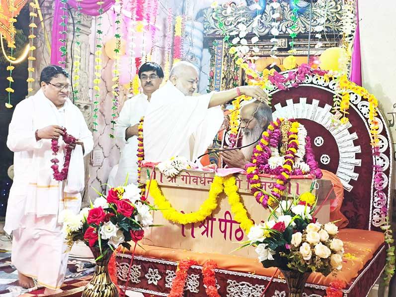 Brahmachari Girish Ji has visited Paramhans Pujya Swami Shri Gyananand Saraswati Ji Maharaj, Govardhan Shri Peethadheeshwar at Govardhan, Vrindavan with Shri Ramdev Dube and Shri Ashok Arora. 