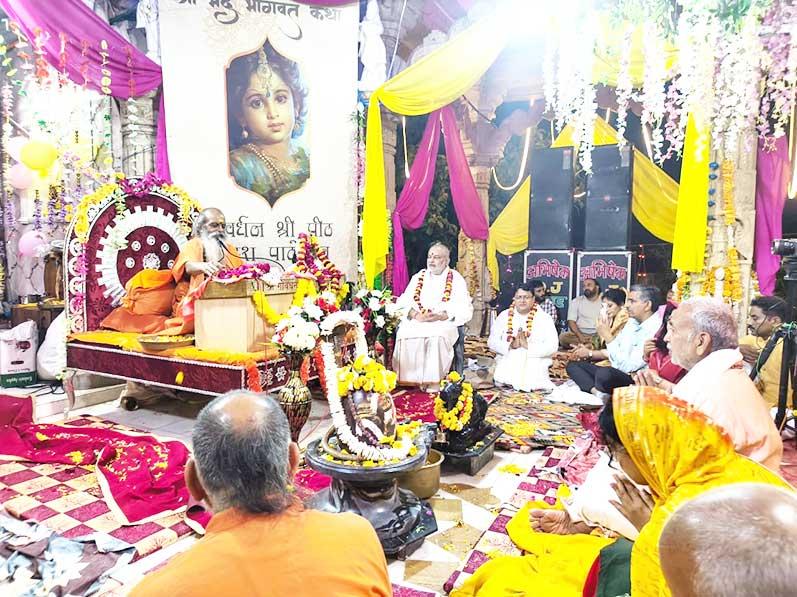 Brahmachari Girish Ji has visited Paramhans Pujya Swami Shri Gyananand Saraswati Ji Maharaj, Govardhan Shri Peethadheeshwar at Govardhan, Vrindavan with Shri Ramdev Dube and Shri Ashok Arora.