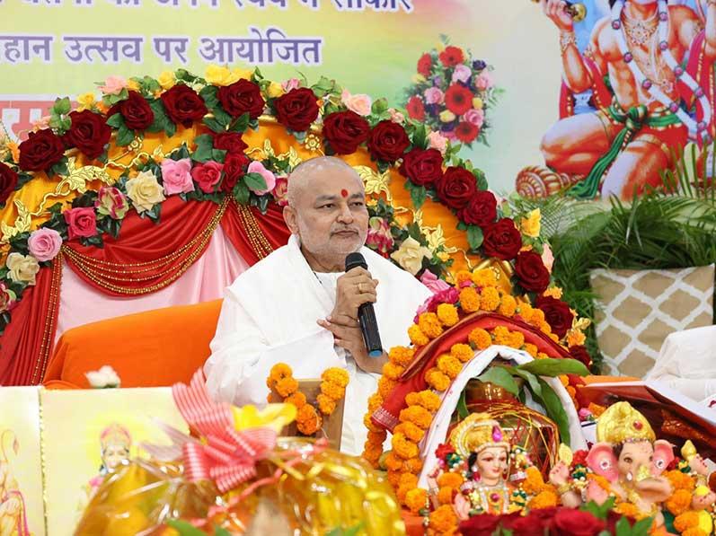 To celebrate Hanuman Jayanti, all Maharishi Institutions have organized a significant event featuring a mass recitation of the Hanuman Chalisa after Shodashopachar pujan. This spiritual gathering was led by Brahmachari Girish, the head of the Maharishi Institutions.