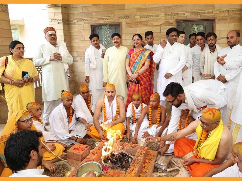 A mass Yagyopaveet ceremony was held in Bhopal on Akshaya Tritiya. Brahmachari Girish Ji highlighted the importance of divine resolutions, universal welfare, and Transcendental Meditation. The rituals were performed by 21 Vedic Acharyas in the presence of families and dignitaries.