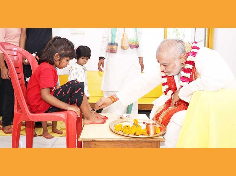 At Maharishi Ved Vigyan Vidyapeeth Bhopal Shri Sahasrachandi Mahayagya has completed on the 9th day of Chaitra Navaratri. Ved Vidya Martand Brahmachari Girish Ji has participated in Poornahuti of Yagya and thanked Vedic Pundits for performing such great effective Yagya with the Sankalp of perfect health, peace and prosperity to all citizens of the global family.