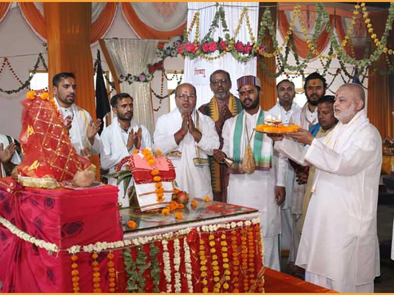 At Maharishi Ved Vigyan Vidyapeeth Bhopal Shri Sahasrachandi Mahayagya has completed on the 9th day of Chaitra Navaratri. Ved Vidya Martand Brahmachari Girish Ji has participated in Poornahuti of Yagya and thanked Vedic Pundits for performing such great effective Yagya with the Sankalp of perfect health, peace and prosperity to all citizens of the global family.