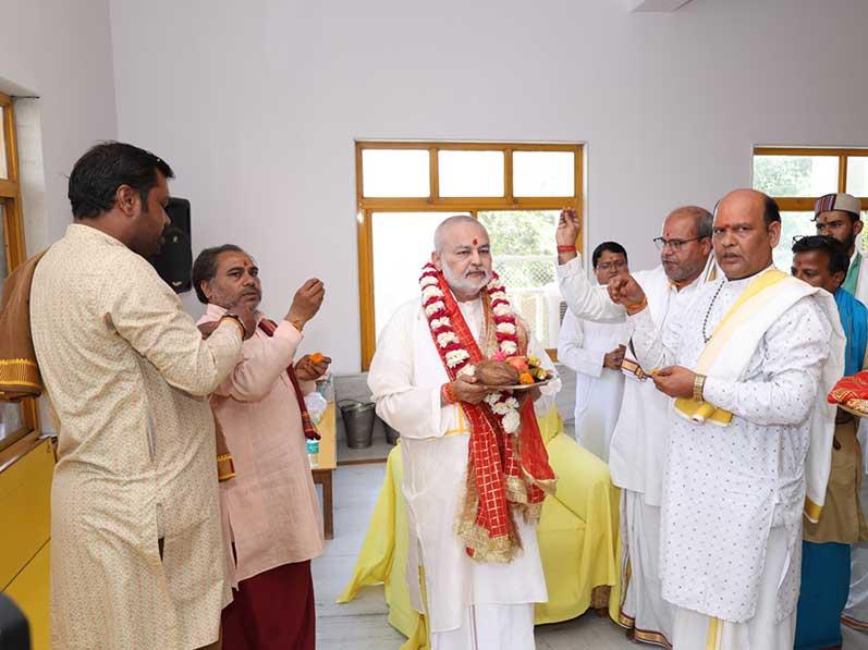 At Maharishi Ved Vigyan Vidyapeeth Bhopal Shri Sahasrachandi Mahayagya has completed on the 9th day of Chaitra Navaratri. Ved Vidya Martand Brahmachari Girish Ji has participated in Poornahuti of Yagya and thanked Vedic Pundits for performing such great effective Yagya with the Sankalp of perfect health, peace and prosperity to all citizens of the global family.