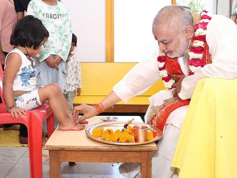 At Maharishi Ved Vigyan Vidyapeeth Bhopal Shri Sahasrachandi Mahayagya has completed on the 9th day of Chaitra Navaratri. Ved Vidya Martand Brahmachari Girish Ji has participated in Poornahuti of Yagya and thanked Vedic Pundits for performing such great effective Yagya with the Sankalp of perfect health, peace and prosperity to all citizens of the global family.