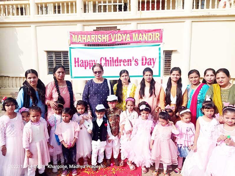 Smt. Renu Rai, Principal and teachers with the tiny tots of 
MVM Khargone on the occasion of Children Day.