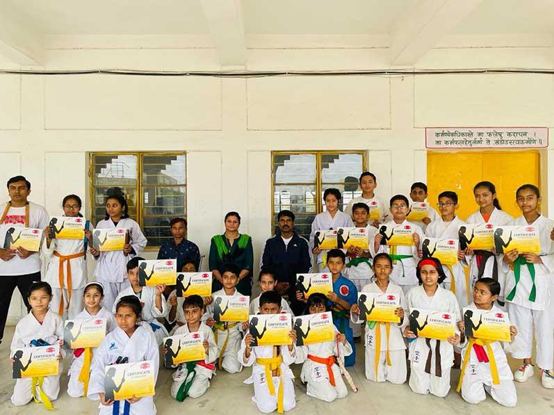 Smt. Sneh Chaturvedi, Principal and winning students of 
Karate Training Camp held in MVM Jabalpur-V.