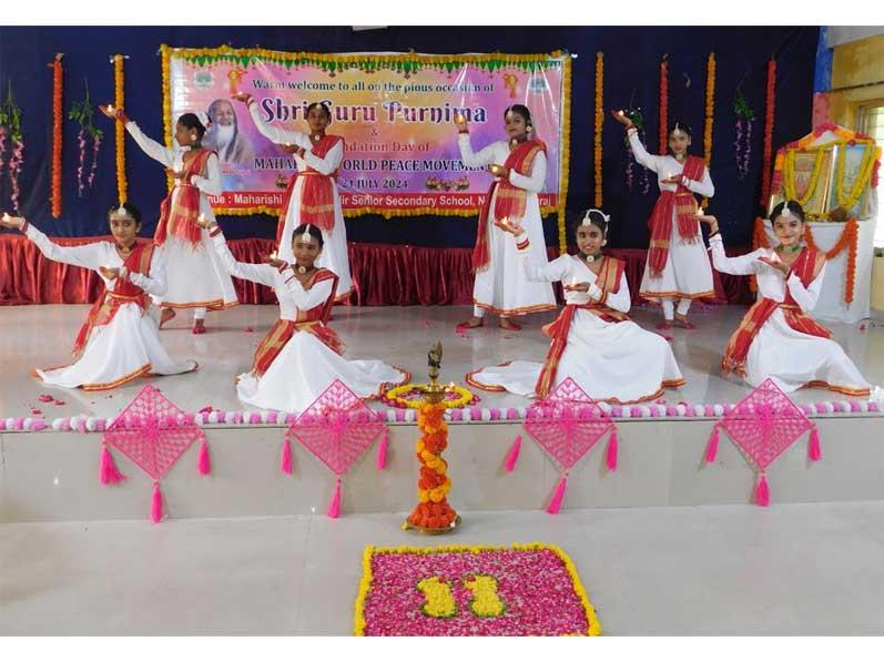 Students of MVM Naini-I, Durwani, Prayagraj performing
group dance on the occasion of Shri Guru Purnima.