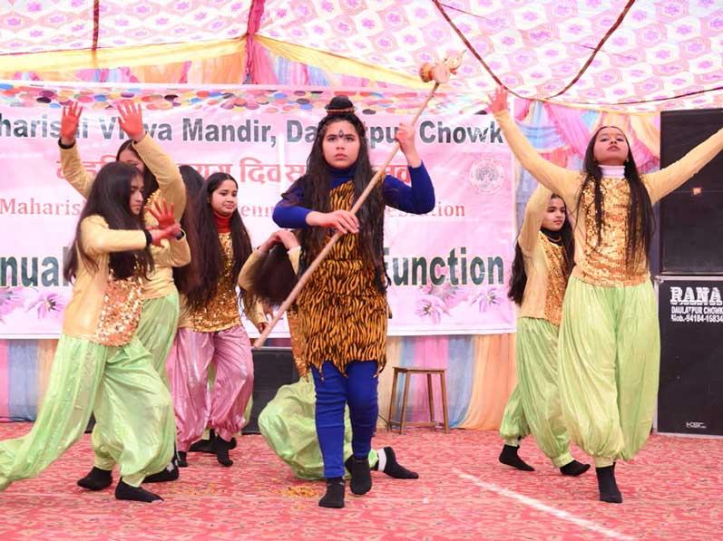 Students of MVM Daulatpur Chowk performing group dance
on the occasion of Gyan Yug Diwas Celebration 2024.