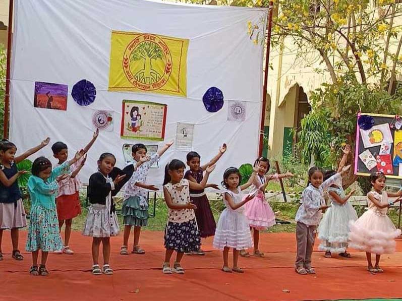 Tiny totes students of MVM Yamuna nagar performing group
dance on the occasion of Mother's Day Celebration.