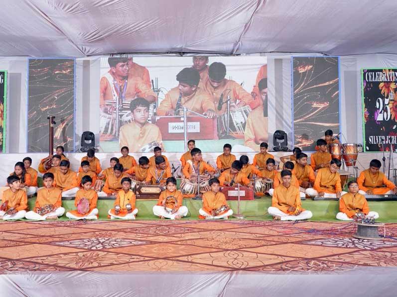 Students of MVM Bhandara performing classical orchestra
on the occasion of 'Silver Jubilee Year Celebration' of the
school.