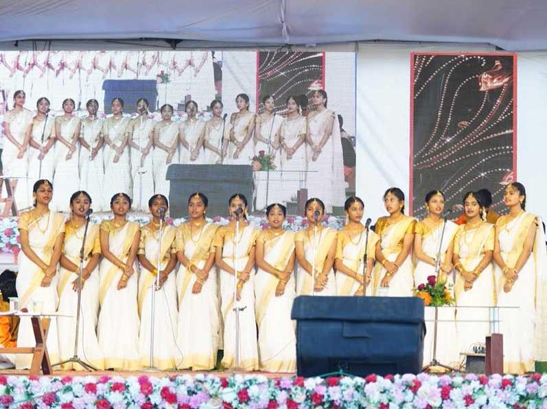 Students of MVM Bhandara presenting group song on the
occasion of 'Silver Jubilee Year Celebration' of the school.