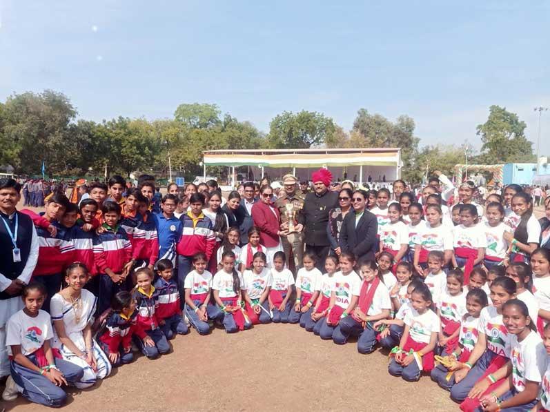 Students of MVM Khargone got prize from District Magistrate
on the occasion Independence Celebration.