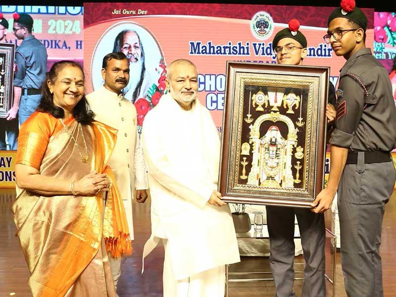 Principal of MVM Hyderabad Smt. Vasanthy Parasuraman
honoured Brahmachari Girish Ji, Hon'ble Chairman of MVM
Schools Group during Annual Day Celebrations.