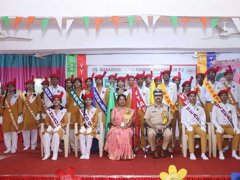 Dr. Bhavana Tiwari, Principal, MVM Shahdol with chief guest
Shri Anurag Sharma, I.G.P., Shahdol with newly elected council
of students at Investiture Ceremony.
