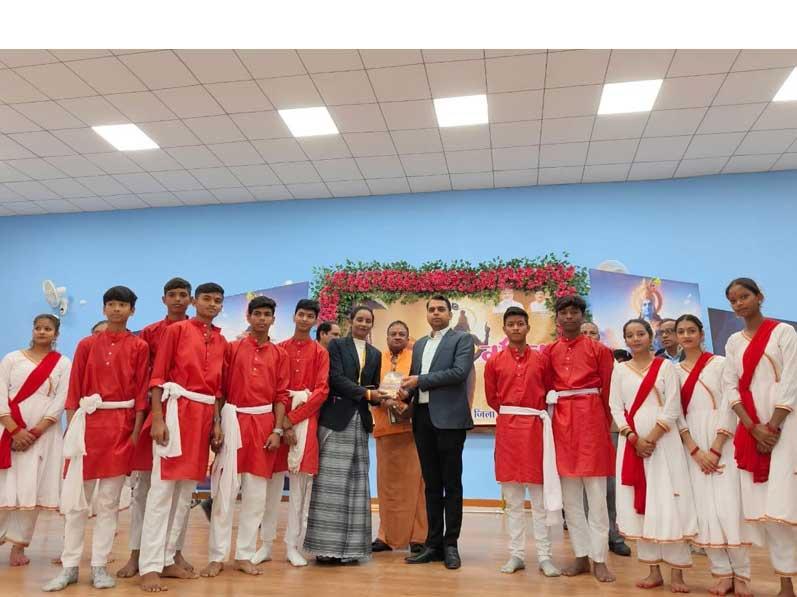 Students of MVM Mandla receiving Geeta Jayanti award
from Collector Mandla.
