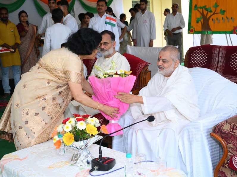 Smt. Rekha Nimkar, Principal MCEE, Bhopal welcoming
Hon'ble Chairman MVM School Group, Brahmachari Girish Ji
on the occasion of Independence Day