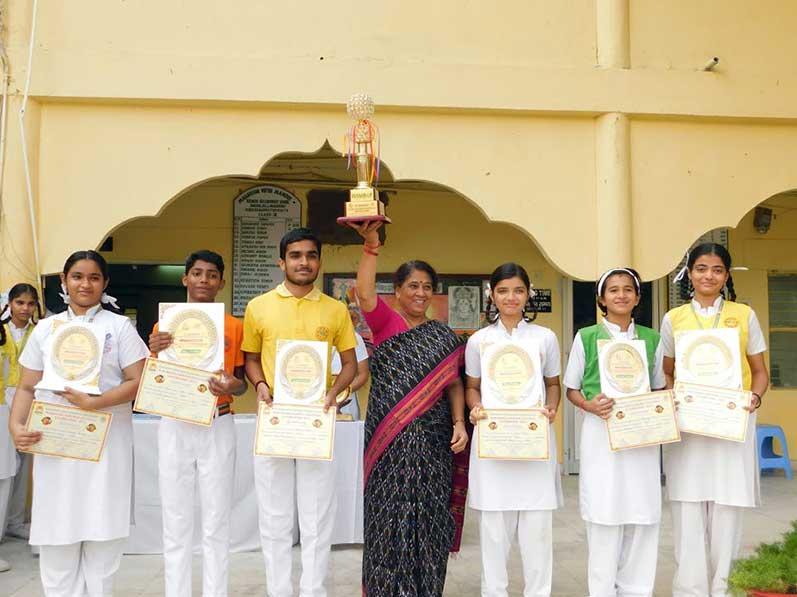 Students of MVM Naini, Durwani, Prayagraj with trophies
and certificates received in Maharishi National Cultural
Celebration.