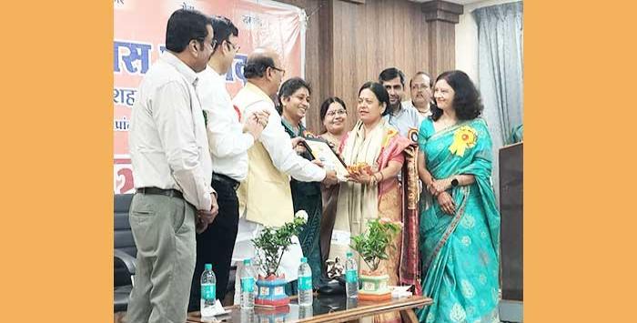 On the occasion of Teachers' Day, in the Guru Vandan Student Abhinandan Ceremony organized by Bharat Vikas Parishad, Shahdol, Principal Dr. Bhavna Tiwari was felicitated for her excellent work in the field of education by Shri Dilip Jaiswal, Hon'ble Minister of State (Independent Charge), Cottage and Village Industries, Madhya Pradesh, who presented her with a coconut, shawl and a certificate of honour.
