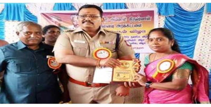 Principal Smt. Anitha Ram Receiving Educationist 
Award from NGO.