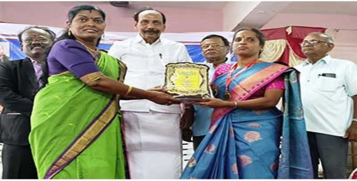 Smt. T. Lakshmi, TGT second signatory receiving 
Kamarajar Award from NGO